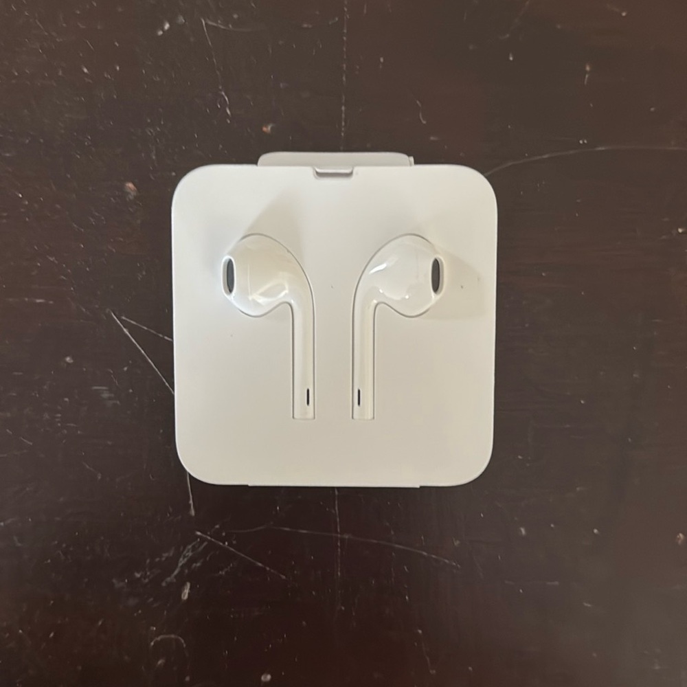 Apple EarPods with Lightning Connector – Brand New in Box